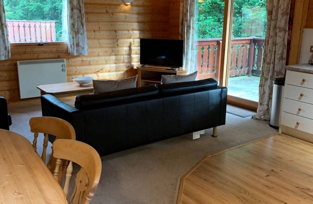 Log cabin with veranda, nestled in Kenwick Park, Louth