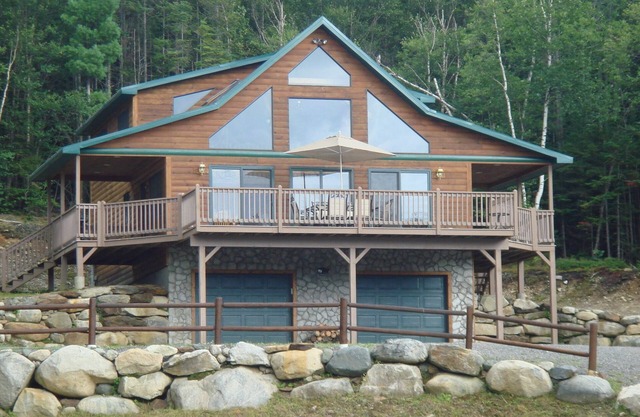 Chalet en bois surplombant l'étang et le coucher de soleil sur la montagne!
