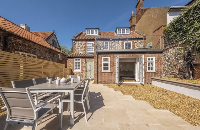 Log Fire. Roof Terrace. Walk to Beach, Pub, Park & Deli. Family & Dog friendly!