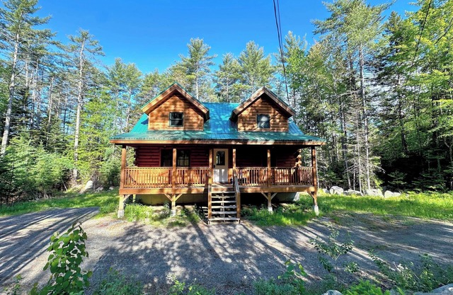Log Home 20min to Bretton Woods! AC, hot tub, wifi, cable, fireplace, fire pit, dog friendly!