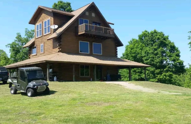 MAISON UNIQUE DE 3 HISTOIRES MOUNTAINTOP LOG, 120 ACRES DOG FRIENDLY