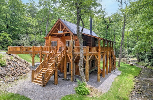 HIDEAWAY LOG HOME - À CÔTÉ DU RUISSEAU / À PROXIMITÉ DE LA VILLE / SENTIERS DE RANDONNÉE / ANIMAUX DOMESTIQUES