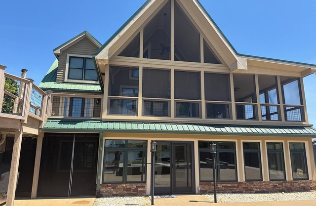 ~ LOG HOME ON A BEAUTIFUL LAKE~Resort style pool~Charming Large 5 bedroom