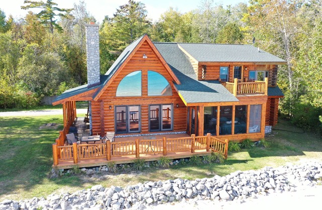 maison de bois rond sur la plage de sable du lac Huron
