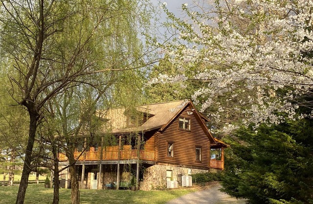 Log home sur la ferme isolée du cheval et du bétail