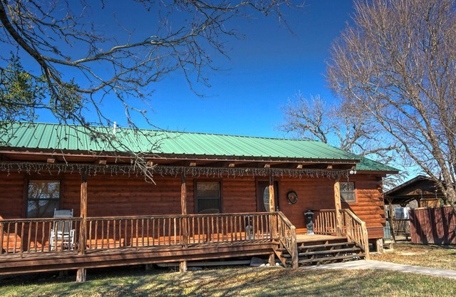 LARGE LOG HOME ON THE FRIO RIVER 10% DISCOUNT FOR A MAY RESERVATION