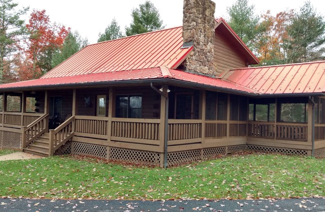 Log Home Retreat sur une ferme privée pittoresque