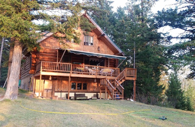 MAISON EN BOIS SUR LE LAC PETIT DE BITTERROOT