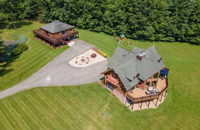 Log Retreat: Lake Access, Dogs Welcome, Dock Slip, 2 Hot Tubs!