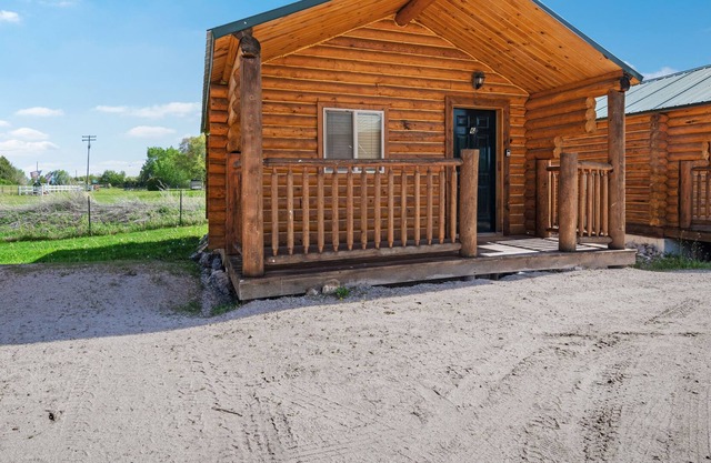 Cabane en rondins avec kitchenette, grand porche avant, terrains de sport partagés