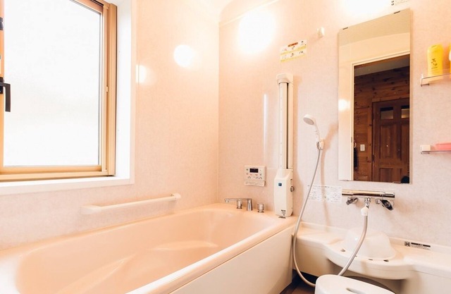 Maison en rondins surplombant le lac Toya avec parking / wifi