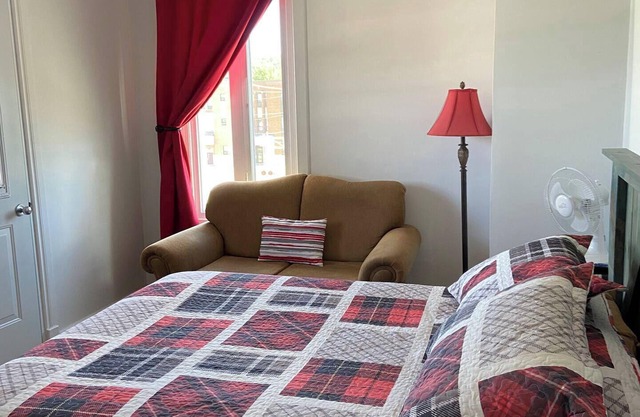 Appartement 2 chambres, cuisinette et salle de bain complète