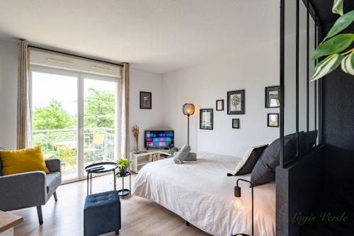 Logis Verde à 5 minutes de l'autoroute A10, balcon & parking privé