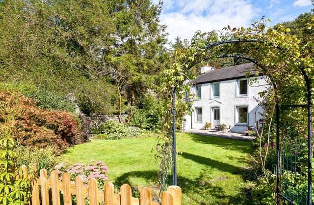 Logwood House, au bord de la rivière dans la chaleur du Lake District