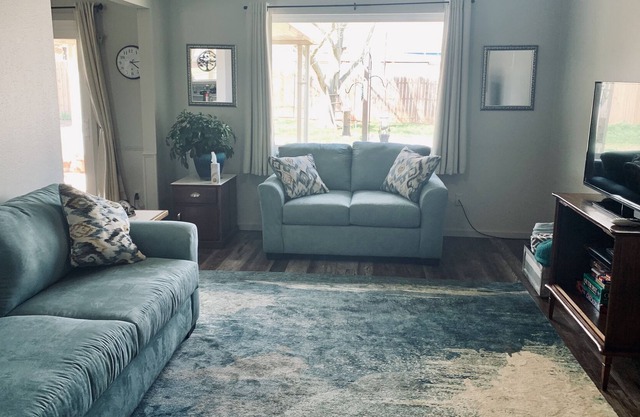 Lola’s on Maple - Mise à jour, Moderne, Confortable, Confortable, Relaxant.