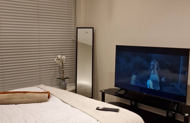 London City Apartment, close to Train stations /metro, restaurants & shops