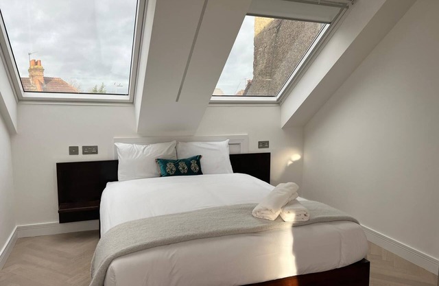 London House with 5 Very Large Ensuite Bedrooms, Excellent Location