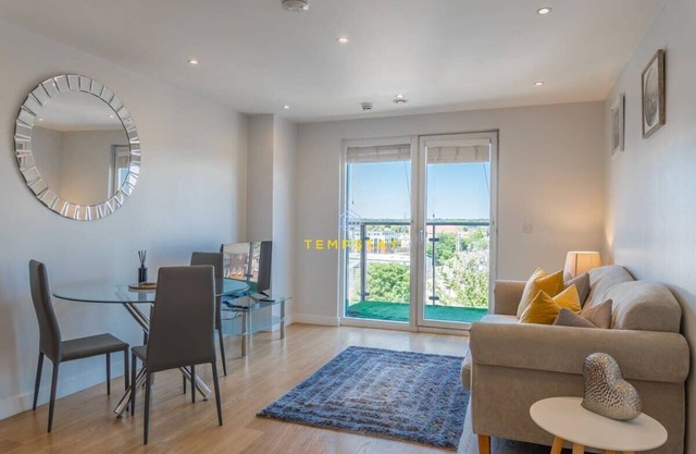 LONDON IN 15 MINS! STYLISH APARTMENT NEAR HEATHROW