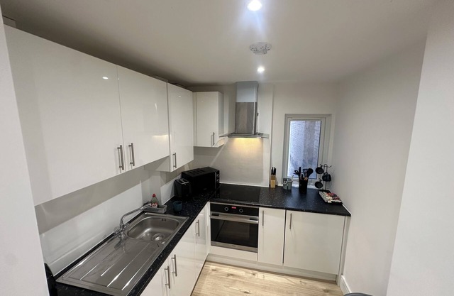 London Luton 1 Bedroom Apartment Sleeps 4 - Airport 7 Mins - Train Station 1 Min
