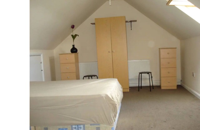 london smart Comfy Double for 4 to accommodate Near metro.