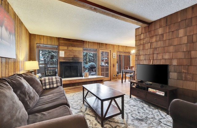 Lone Star Retreat – Cozy 1-Bedroom Condo with Mountain Views in Brian Head