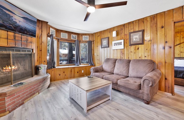 Lonepine Cozy 1 BR Lakeside Resort Cabin w / Vues