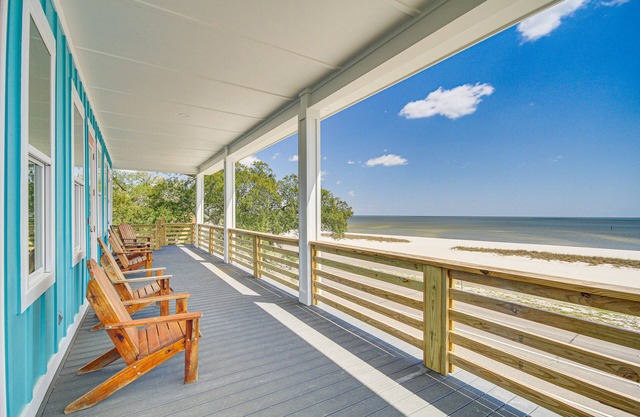 Long Beach Home w/ Views & On-Site Beach Access!