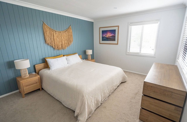 Long Jetty Beach House. Stroll to the beach and lake. Come & explore the Coast!!
