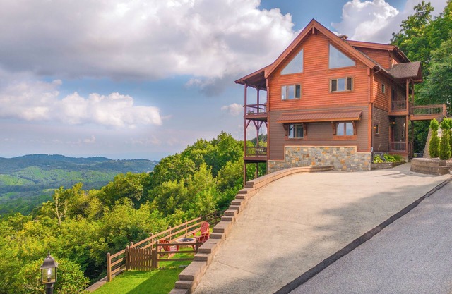 Long Range Views!! Spacious 5-bedroom House Great For Multi Families!