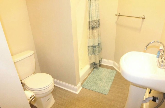 Long Term Stay for Large Groups . Sleeps 8 ! 5 bedrooms 3 baths!