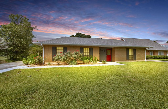LONG TERM STAYS, WIFI, 3 BR, 3 ENSUITE BATHROOMS