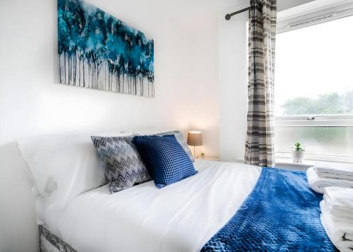 Longbridge Apartment- Cosy 1BR close to Gatwick Airport, Contractors and Corporate Travellers friendly, Parking, Free WIFI