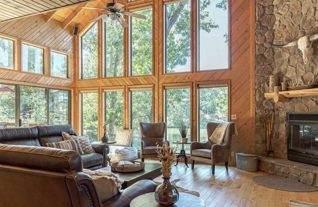Longhorn Lakeside Chalet by Sarah Bernard, Private Dock, Kayaks and Fire Pit