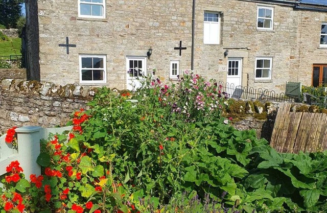 Lonin Cottage. Unwind in our cozy cottage, surrounded by scenic walks.