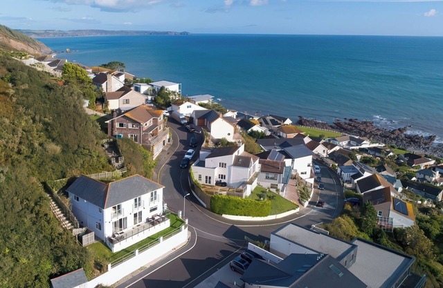 LOOE ISLAND VIEW, pet friendly, with a garden in Downderry