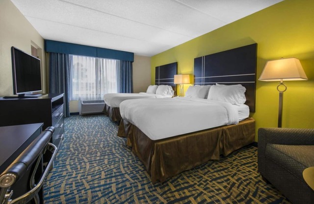 Look No Further! 2 Comfortable Units w/ Free Parking, Near City Market!