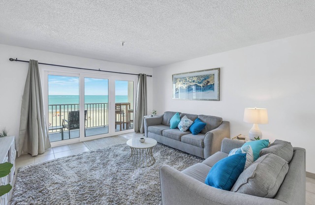 Look no further!! Beachfront Condo in Paradise, Short walk to John's Pass.