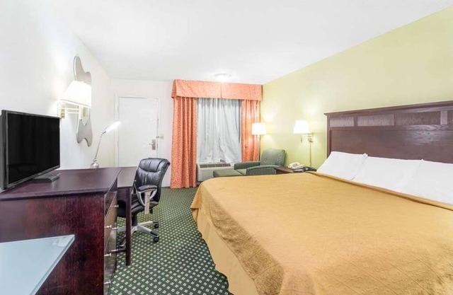 Look No Further! With Free Parking, Outdoor Pool, Pet-friendly Property!