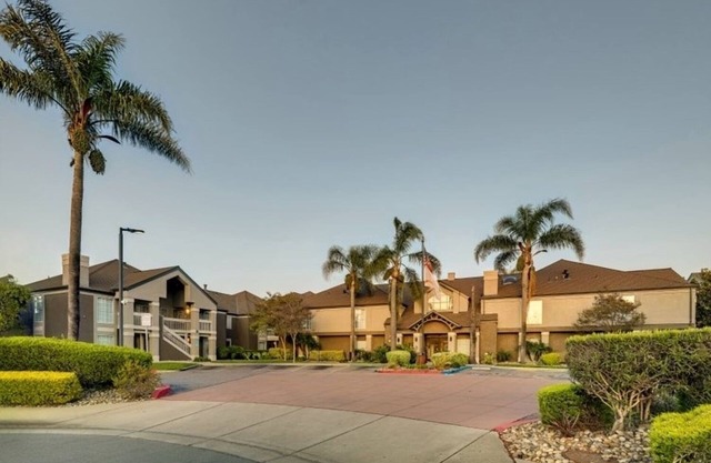Look No More! TWO Comfortable 2BR Suites, Outdoor Swimming Pool, Pets Allowed!