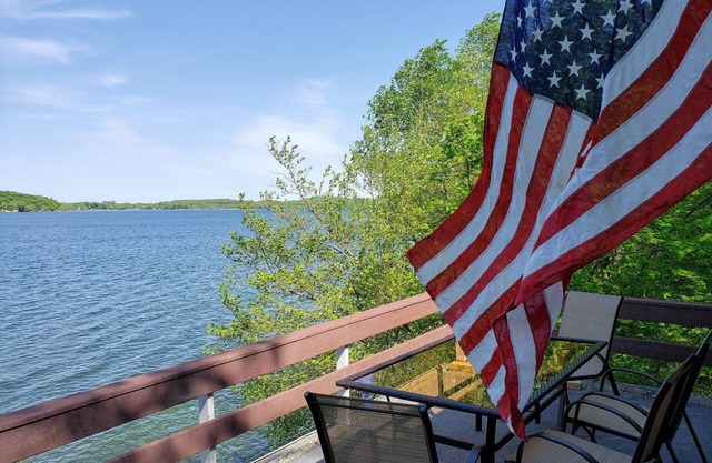 NOUVEAU pour VRBO! Escapade ultime sur le magnifique lac Stuart. 5 acres, très privé!