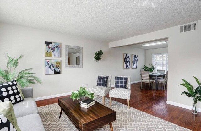 Looking for a vacation? Here you Go! Terrific Family Home with 4 Spacious Bed!!