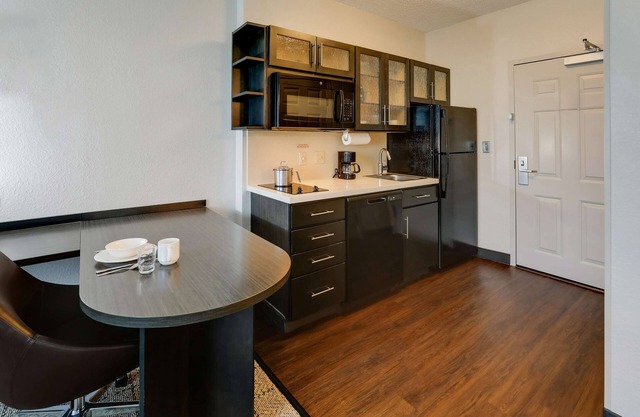 Looking for Perfect Spot to Relax? Enjoy Our Room w/ Full-Kitchen, FREE Parking