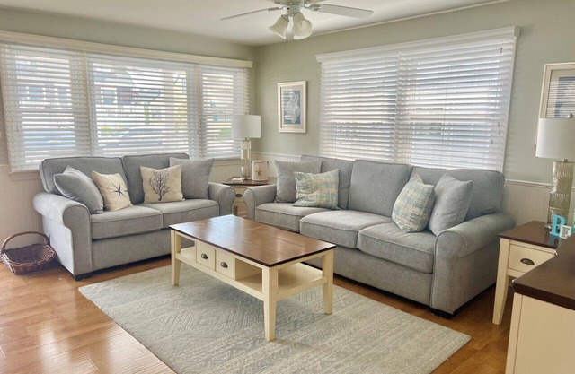 VOUS CHERCHEZ UNE MAISON OCEANSIDE RÉNOVÉE? JOURNÉE DU TRAVAIL ET SEPT SEMAINES DISPONIBLES!