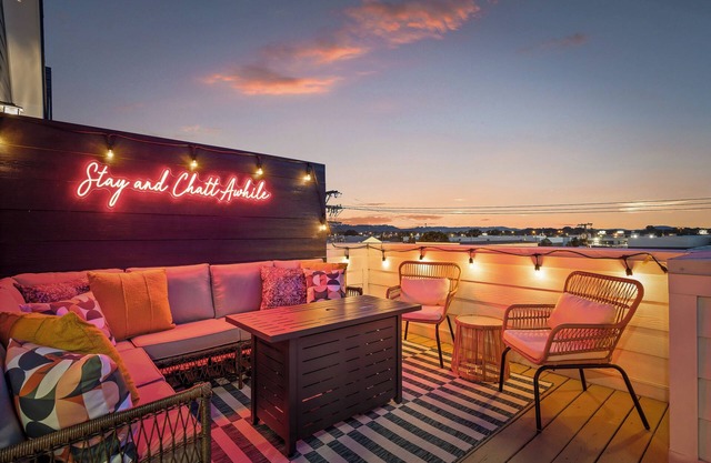 Lookout Getaway: Luxury 4 Bedroom, Rooftop Deck