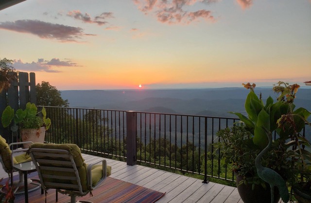 Lookout Mountain Brow Home. Grand pont coucher de soleil, bain à remous couvert, véranda.