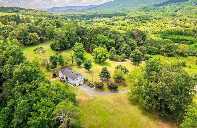 Lookout Mountain Vista | 4 Bedroom Home on 3 acres | 12 miles Cloudland Canyon & Chattanooga