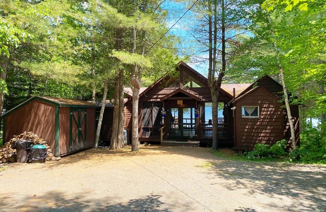 Loon Camps at Waters Edge - Deux jolis cottages sont reliés par un porche grillagé