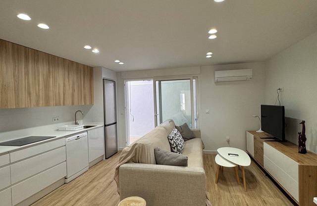 Los Alcazares Apartment Center / Port