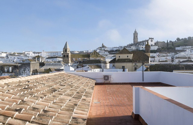 LOS ALCORNOCALES - Cosy town house with terrace and free WiFi.