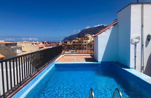 Los Angeles 3 Bed Apartment with Pool